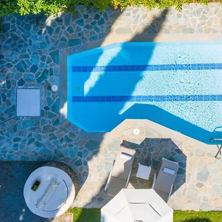 Petrinos Hébergement de vacances *
